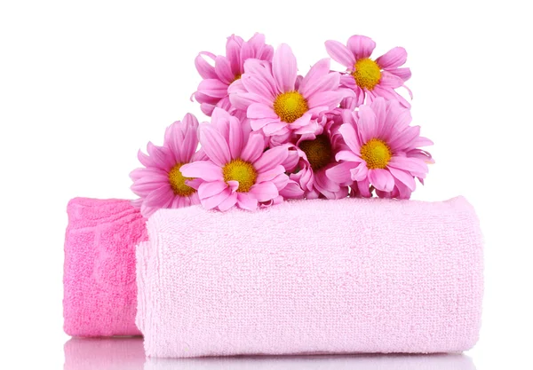 Różowy ręczniki i piękne kwiaty na białym tle — Zdjęcie stockowe