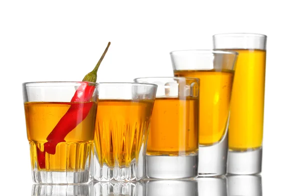 Gläser mit Wodka und rotem Chilipfeffer isoliert auf weißem Papier — Stockfoto