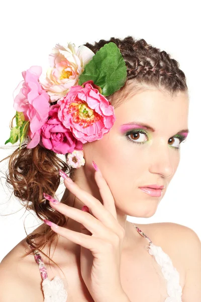 Bella ragazza con fiori nei capelli isolati su bianco — Foto Stock