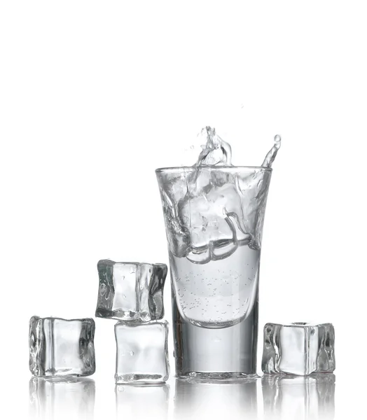ガラスのウォッカ、白で隔離される氷 — ストック写真