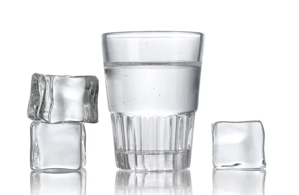 Vetro di vodka con ghiaccio isolato su bianco — Foto Stock