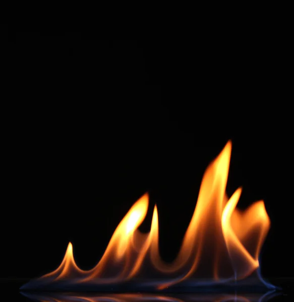 Schönes Feuer auf schwarzem Hintergrund — Stockfoto
