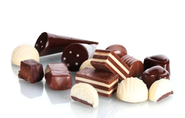 Muchos caramelos de chocolate diferentes aislados en blanco —  Fotos de Stock