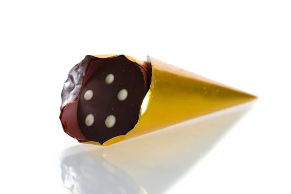 ? 聖霊降臨祭に分離された金色のパッケージでホーンの形をしたチョコレート菓子 — ストック写真