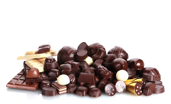白で隔離される多くの異なるチョコレートのお菓子 — ストック写真