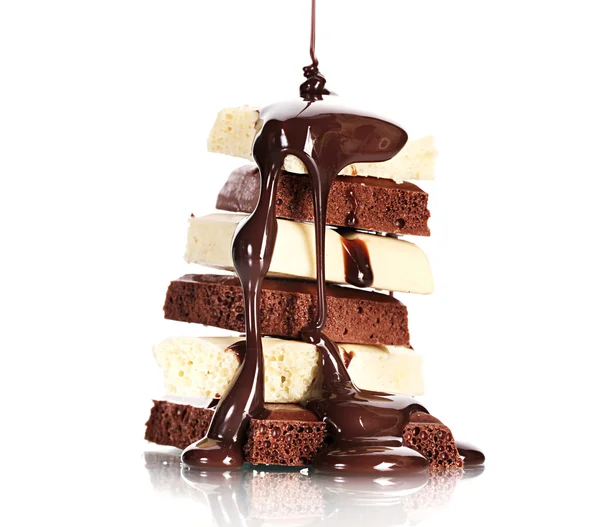 Scheiben Milch und weiße Schokolade Riegel gegossen Schokolade isoliert auf weiß — Stockfoto