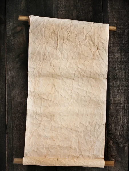 Oude scroll op houten achtergrond — Stockfoto