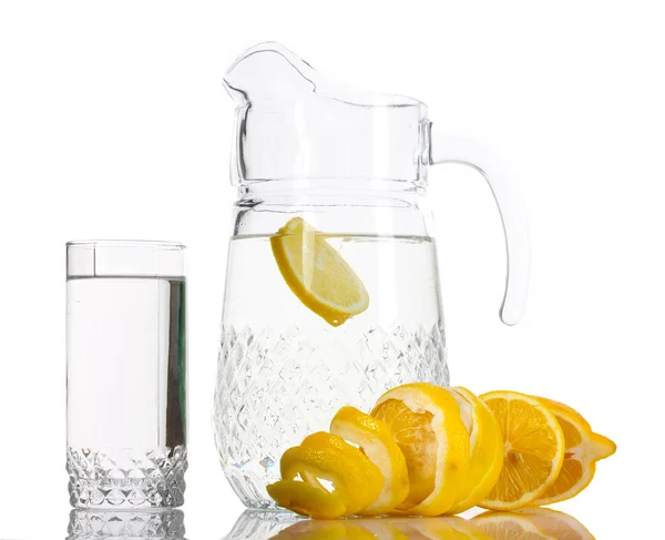Jarro e copos de limonada e limão isolado em branco — Fotografia de Stock