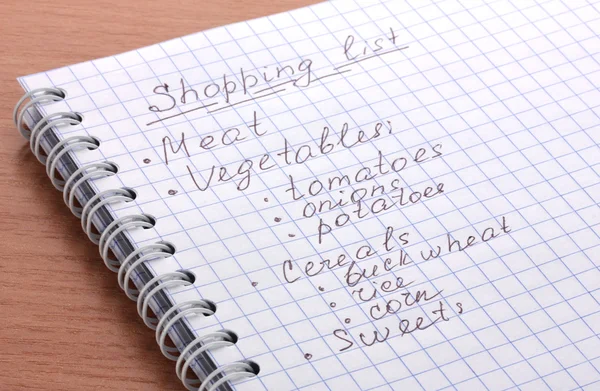 Shoping lijst op houten tafel — Stockfoto