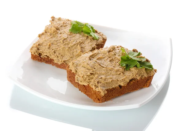 Patè fresco su pane su piatto bianco isolato su bianco — Foto Stock
