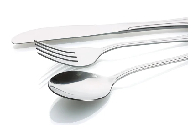 Серебряная вилка и ложка, нож изолирован на белом — стоковое фото