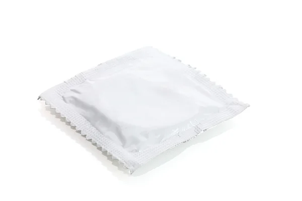 Um preservativo isolado em branco — Fotografia de Stock