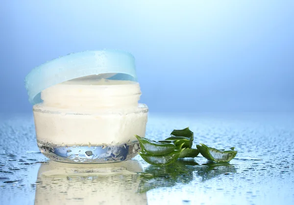물방울 유리 항아리 크림, 파란 배경에 알로에의 열 — 스톡 사진