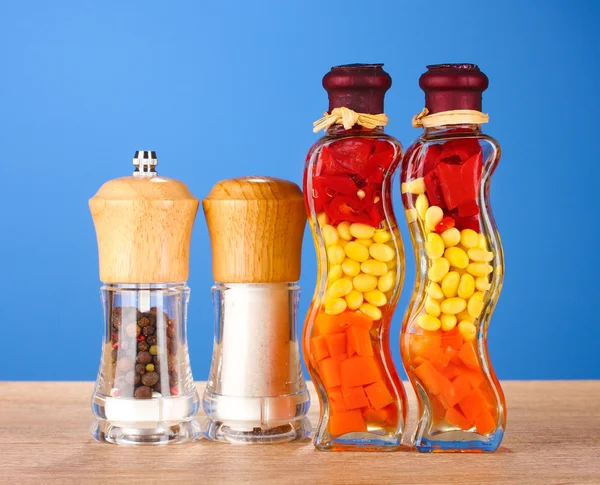 Iki şişe kırmızı biber, fasulye, havuç, tuz ile mutfak dekorasyonu için ve — Stok fotoğraf
