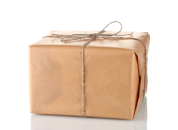 Paquete envuelto en papel marrón atado con cordel aislado en blanco — Foto de Stock