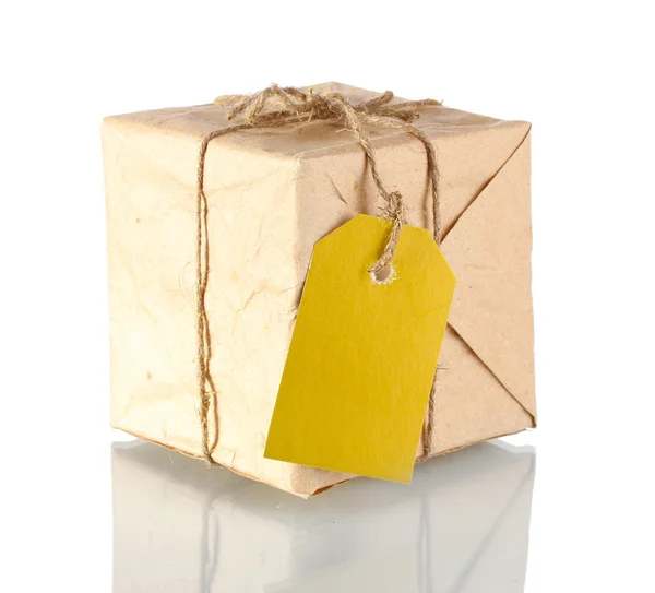 Parcel wrapped in brown paper tied with twine and with blank label isolated — Stock Photo, Image