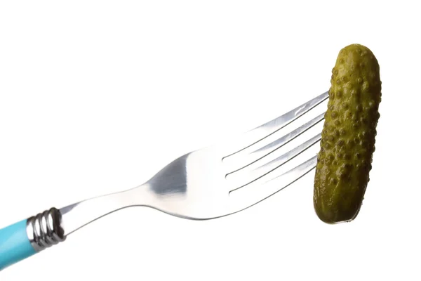 Gemarineerde komkommer op vork geïsoleerd op wit — Stockfoto