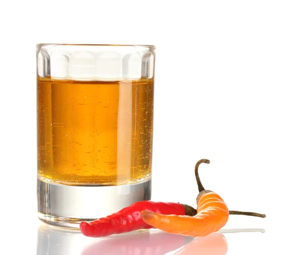 Kieliszek pieprz wódki i czerwone chili peppers na białym tle — Zdjęcie stockowe