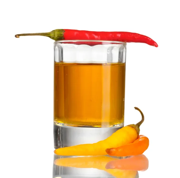 Kieliszek pieprz wódki i czerwone chili peppers na białym tle — Zdjęcie stockowe