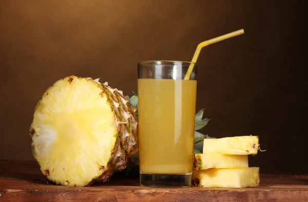 Ринановый сок и ананас на коричневом — стоковое фото