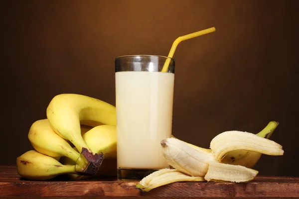 Bananensaft mit Bananen auf braun — Stockfoto
