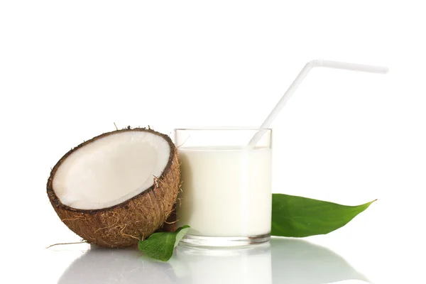 Mleko kokosowe i kokosowe na białym tle — Zdjęcie stockowe