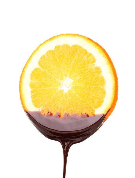 Fetta di arancia matura con cioccolato isolato su bianco — Foto Stock