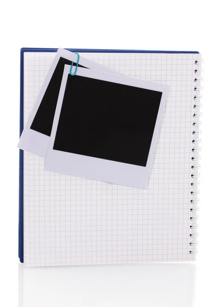Fotoğraf kağıtları ve defter üzerinde beyaz izole — Stok fotoğraf