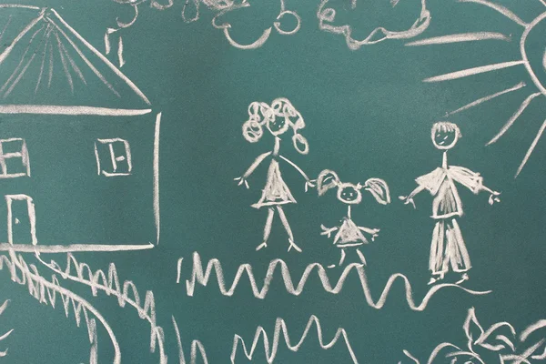 Pizarra con dibujo familia feliz con primer plano de la casa —  Fotos de Stock