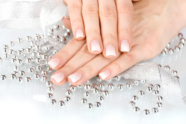 Mains avec un beau design d'hiver, ruban et perles isolées sur blanc — Photo