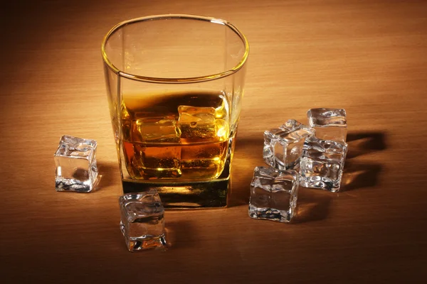 Bardak scotch viski ve buz üzerinde ahşap tablo — Stok fotoğraf