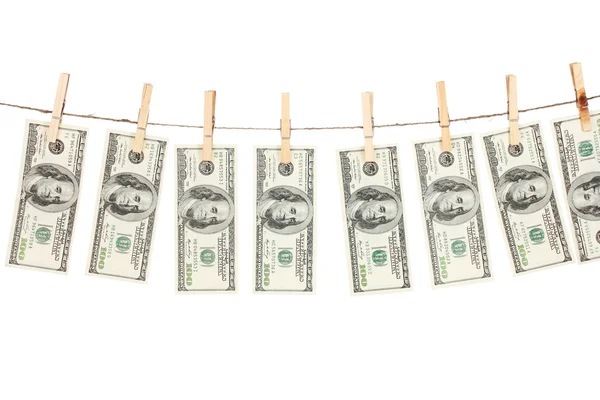 Um lote de notas de cem dólares está pendurado em uma corda com pano de madeira — Fotografia de Stock