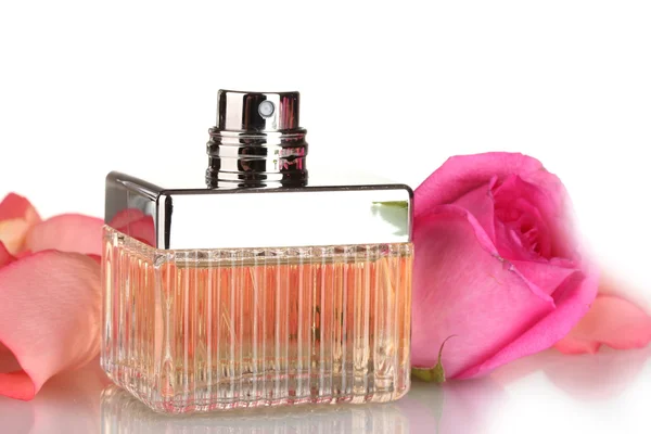 Perfume em uma bela garrafa, pétalas e rosa rosa isolado em branco — Fotografia de Stock