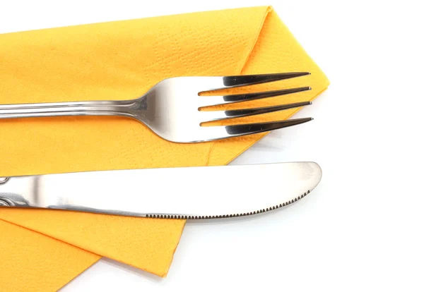 Forchetta e coltello in un panno giallo isolato su bianco — Foto Stock