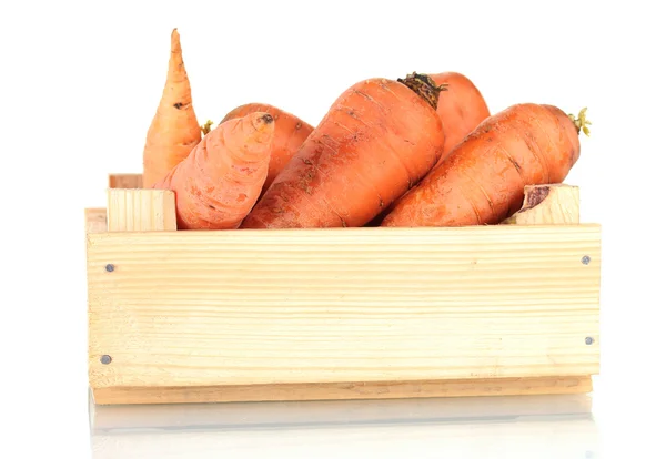 Сырая морковь в деревянном ящике, изолированном на белом — стоковое фото