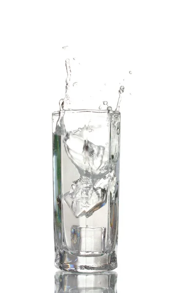 Свіжа вода в склянці з кубиками льоду ізольовані на білому — стокове фото