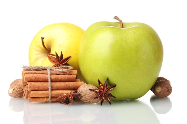 Scorțișoară bețe, mere, nucșoară și anason izolate pe alb — Fotografie, imagine de stoc