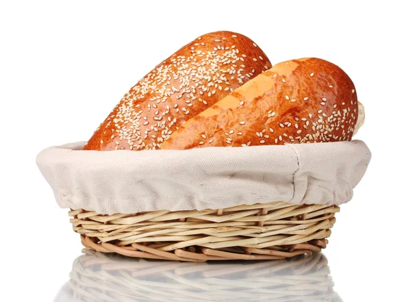 Gebakken brood in mand geïsoleerd op wit — Stockfoto