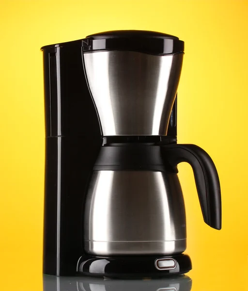 Kaffeemaschine auf gelbem Hintergrund — Stockfoto