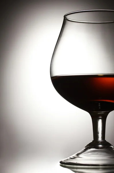 Glas cognac på grå bakgrund — Stockfoto