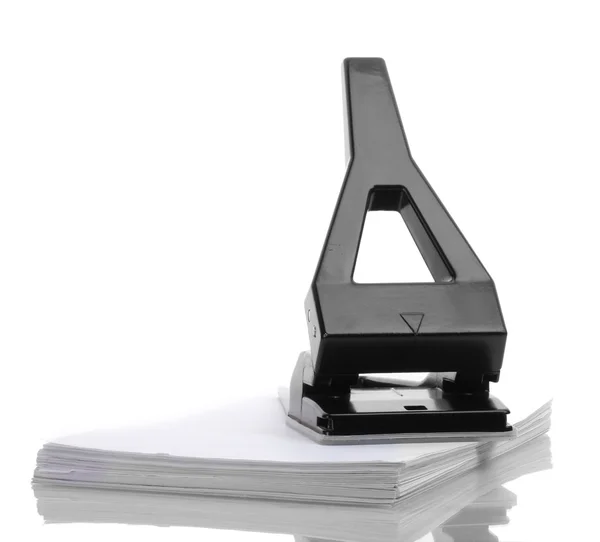 Poinçon de bureau noir avec papier isolé sur blanc — Photo
