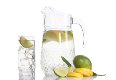 sürahi ve bardak limonata ve üzerinde beyaz izole limon