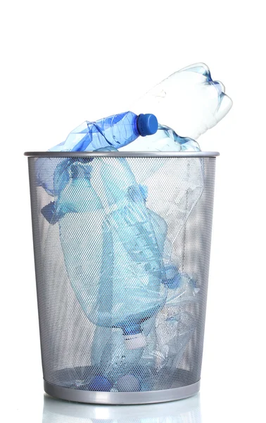 白で隔離されるプラスチック ボトルから金属製のゴミ箱 — ストック写真