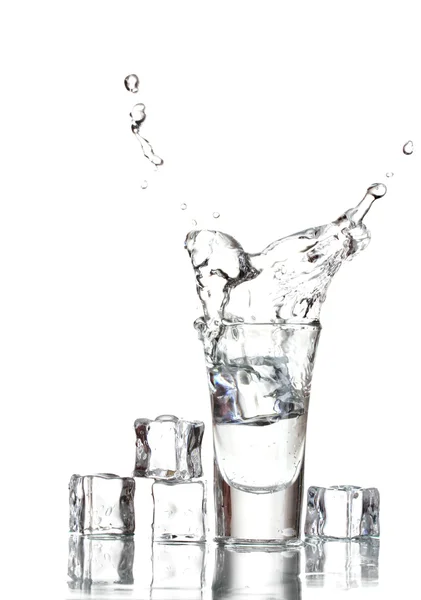 Vodka de vidrio y hielo aislado en blanco — Foto de Stock
