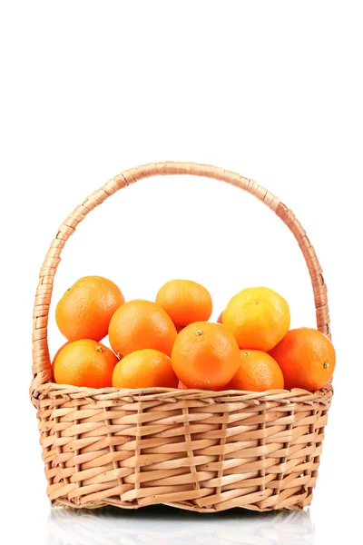 Mandarini in un bel cesto isolato su bianco — Foto Stock