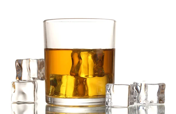 ウイスキーと白で隔離される氷のグラス — ストック写真