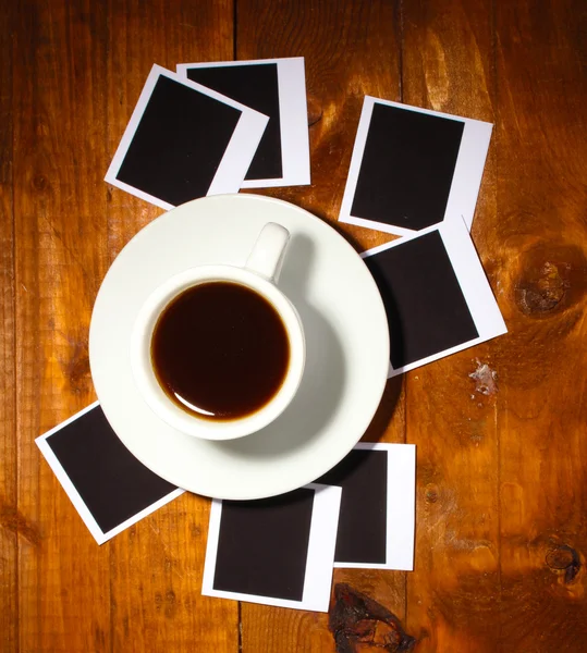 Fotografický papír s kávou na dřevěné pozadí — Stock fotografie