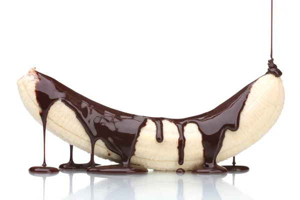 Banane übergossen mit flüssiger Schokolade isoliert auf weiß — Stockfoto
