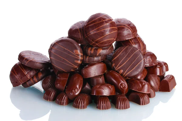白で隔離される多くの異なるチョコレートのお菓子 — ストック写真