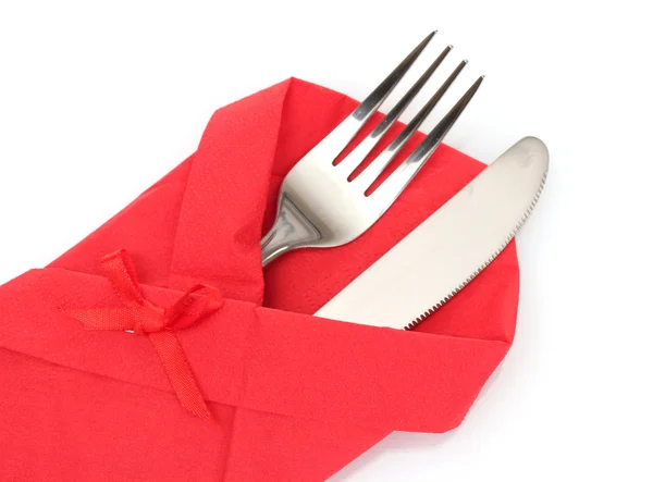Вилка и нож в красной ткани с луком изолированы на белом — стоковое фото